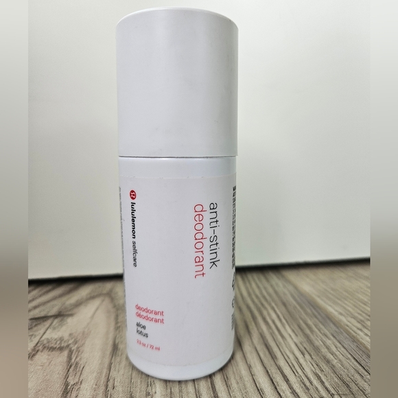 Lululemon anti-stink deodorant in aloe - Picture 2 of 3